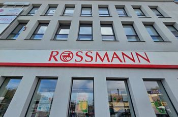 Nowe promocje w Rossmannie. Niemiecka sieć rozdaje gratisy
