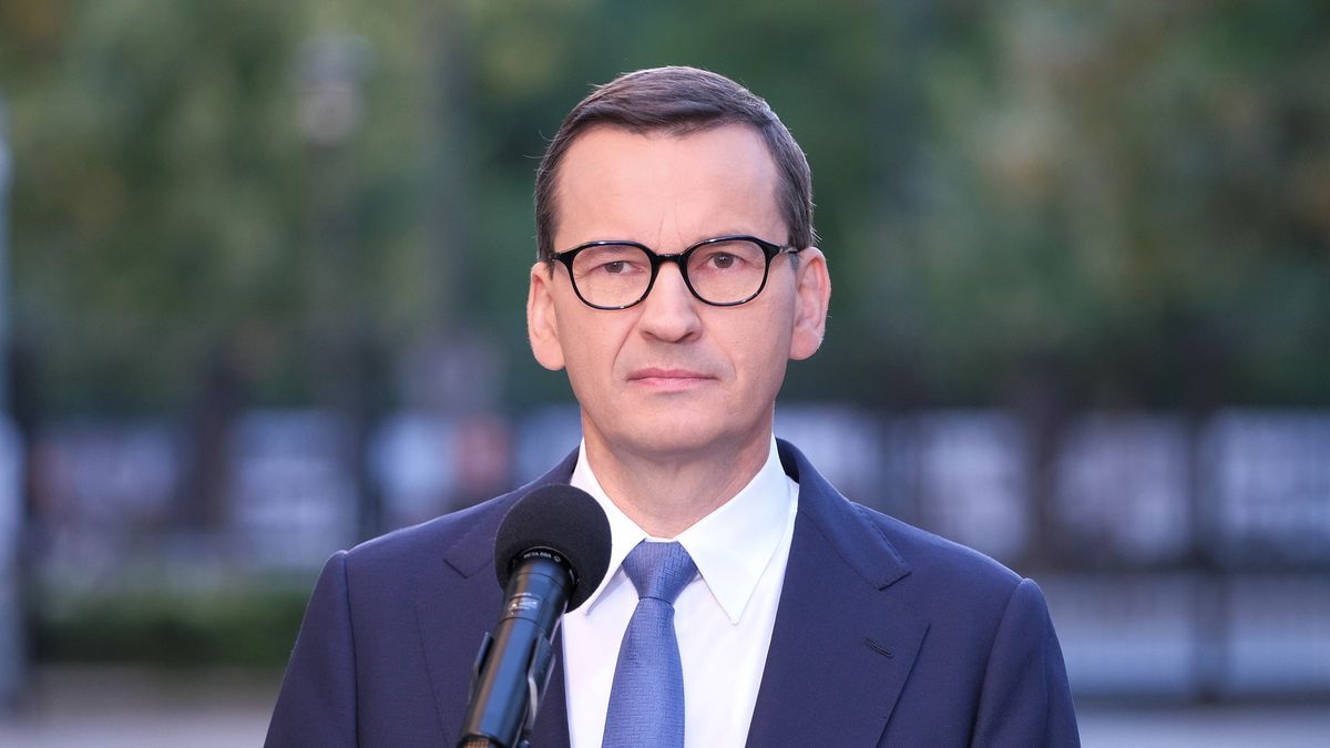Warszawa, 05.09.2022. Premier Mateusz Morawiecki podczas konferencji prasowej przed Kancelarią Prezesa Rady Ministrów w Warszawie, 5 bm. Konferencja dotyczyła wizyty premiera Mateusza Morawieckiego w województwach mazowieckim, lubelskim i podlaskim w ramach akcji "#BEZPIECZNAPOLSKABEZPIECZNIPOLACY". (sko) PAP/Mateusz Marek