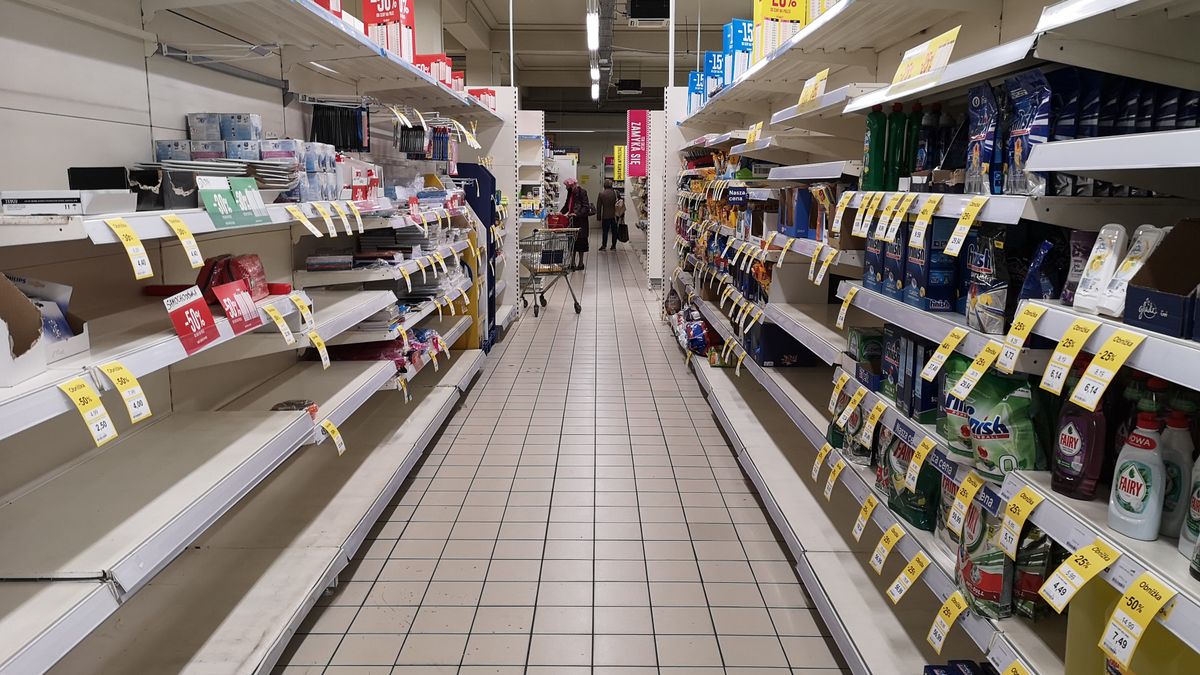 Zamykany sklep Tesco, Warszawa, ul. Młynarska