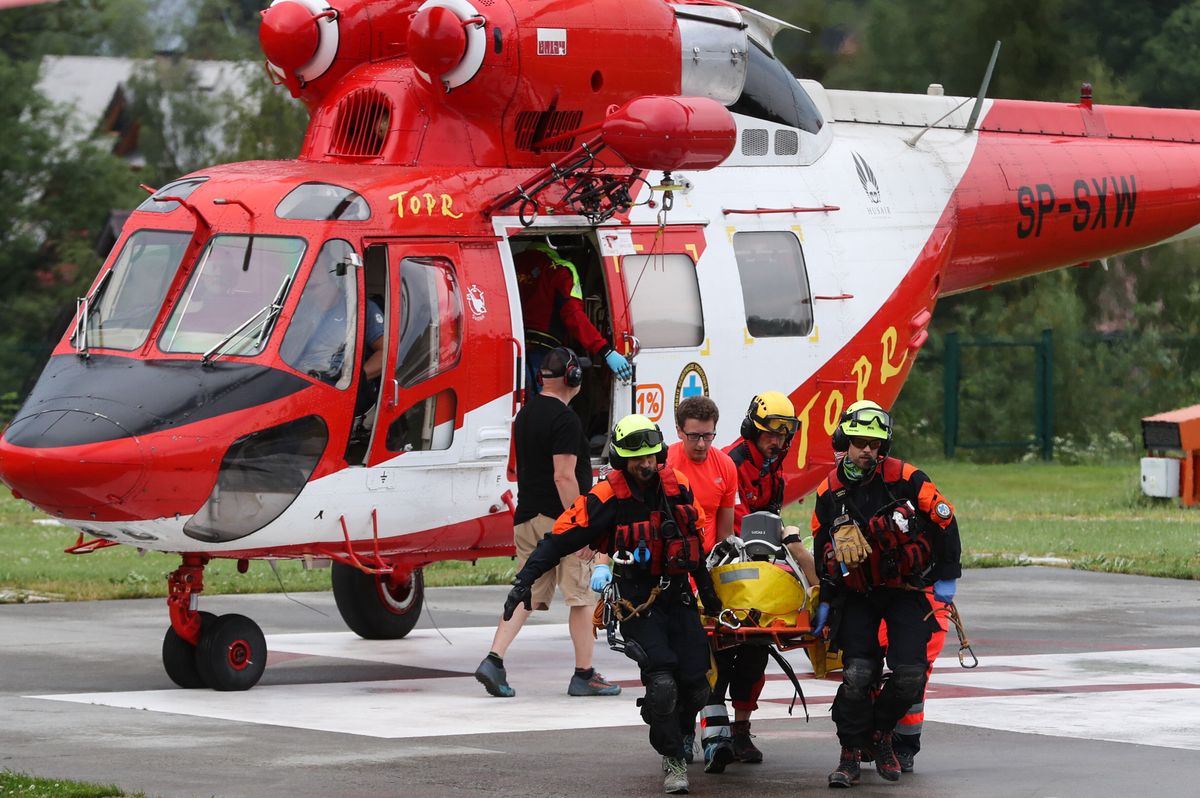 Zakopane, 29.06.2022. Ratownicy TOPR na lądowisku w Zakopanem, 29 bm. po przywiezieniu śmigłowcem turysty rażonego piorunem na Giewoncie. (aldg) PAP/Grzegorz Momot