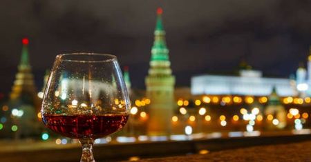 Rosjanie mają kolejny problem. W sklepach kończy się whisky i koniak