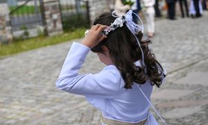 Nowy trend w modzie komunijnej. Wyjaśnia, z czego rezygnują rodzice