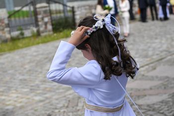 Nowy trend w modzie komunijnej. Wyjaśnia, z czego rezygnują rodzice