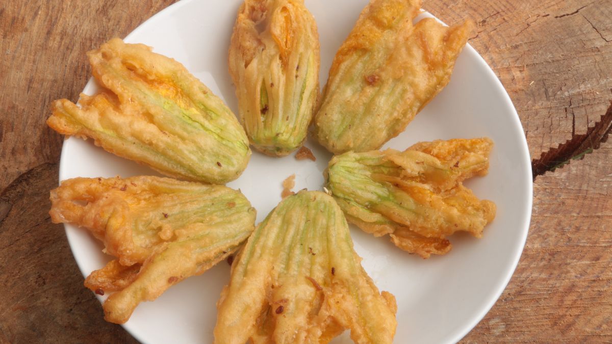 Babcia Basia moczy te kwiaty w cieście i smaży. To przekąska, na którą każdy czeka latem