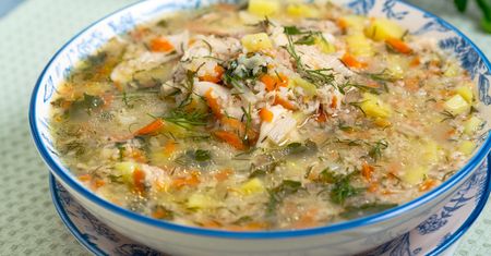 Wlewam 2 łyżki do gara z krupnikiem. Poprawia smak i kolor zupy lepiej niż maggi