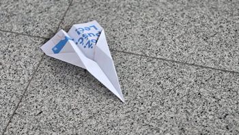 Papierowe samoloty i słodkie nagrody – Dzień Dziecka na poznańskim lotnisku Ławica