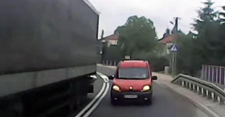 Idiota wyprzedza na zakręcie i idzie na czołówkę