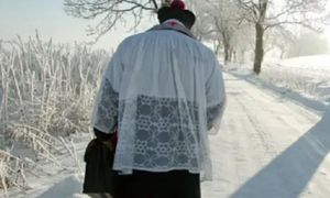 Kolęda w Polsce. Czy 200 zł w kopercie to przesada?