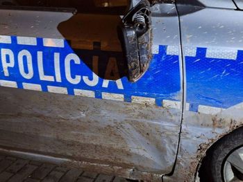 Kudowa-Zdrój: Spychał radiowóz z drogi i go uszkodził. Porzucił auto i uciekł do lasu, wpadł kilka godzin później