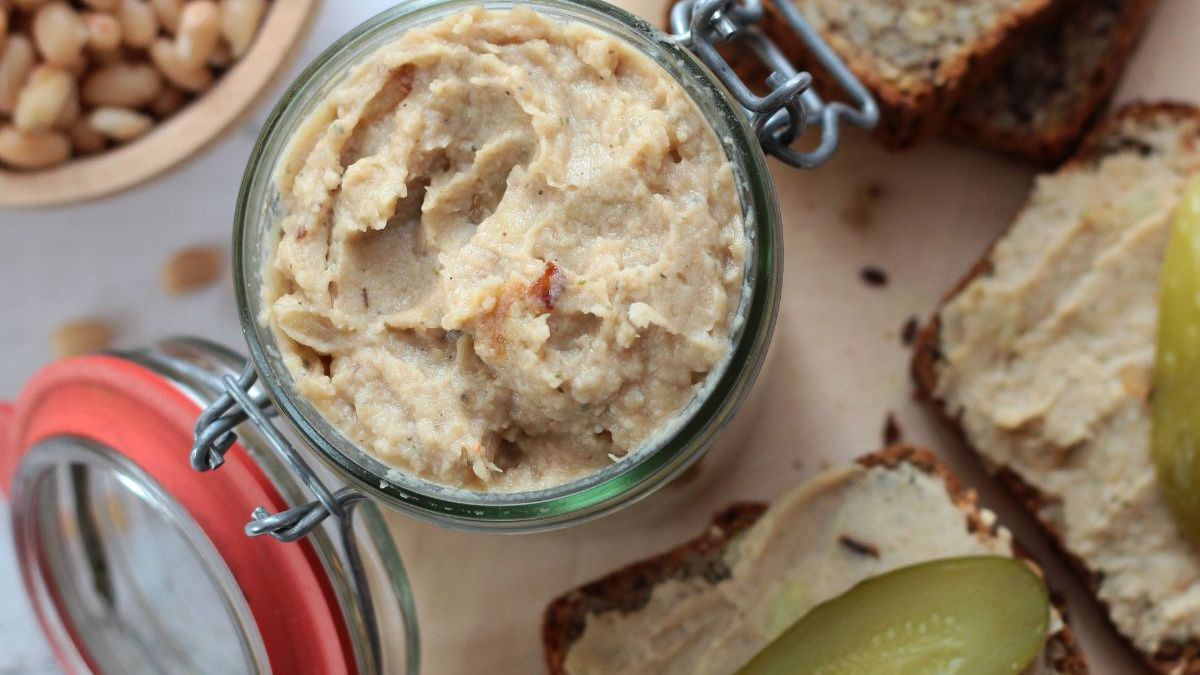 Smalec z fasoli najlepiej smakuje ze skwarkami z tofu