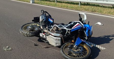 Tragiczny wypadek na S19. Motocyklista uderzył w bariery, poniósł śmierć na miejscu. Droga zablokowana