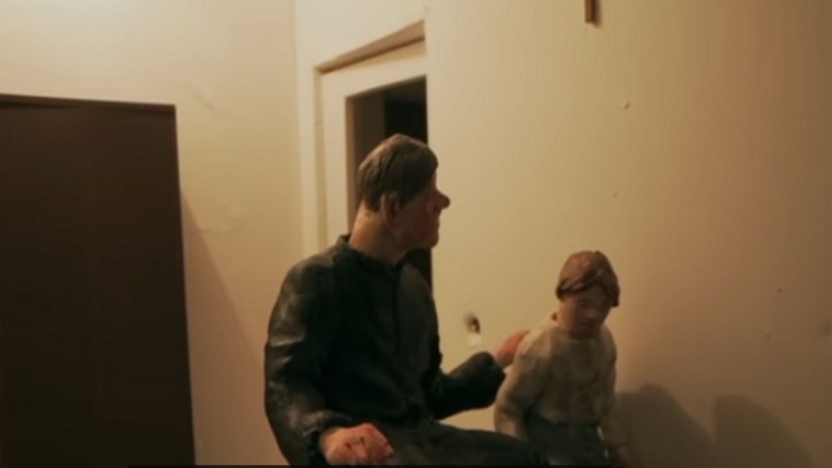 Fragment filmu braci Sekielskich "Zabawa w chowanego"