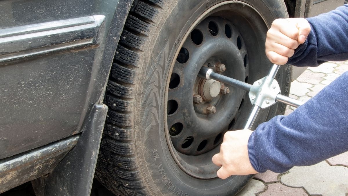 Jak wymienić koło w samochodzie?