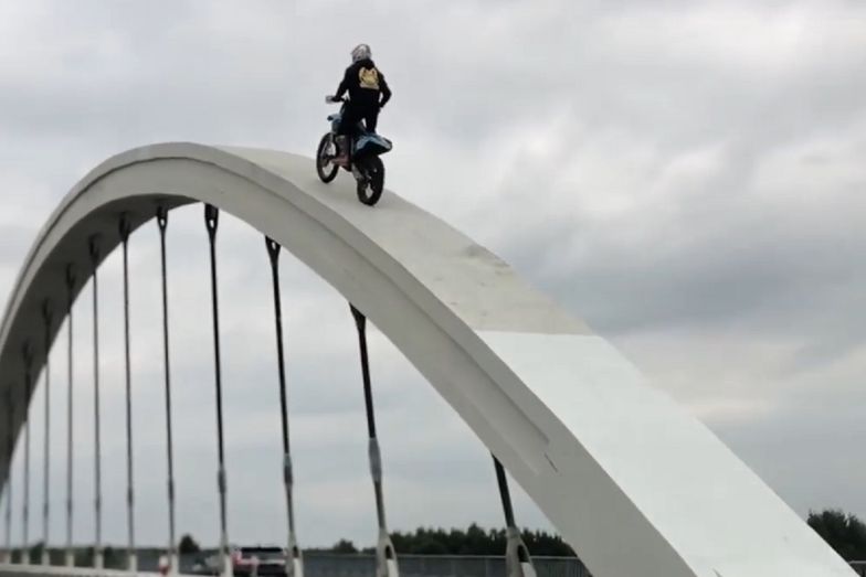 19-latek wjechał motocyklem na łuk mostu. Zrobił to dla lajków