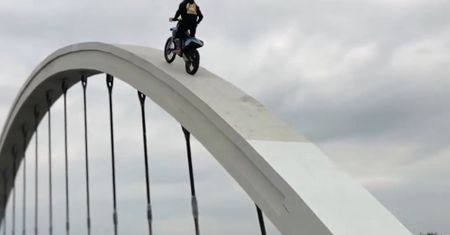 19-latek wjechał motocyklem na łuk mostu. Zrobił to dla lajków