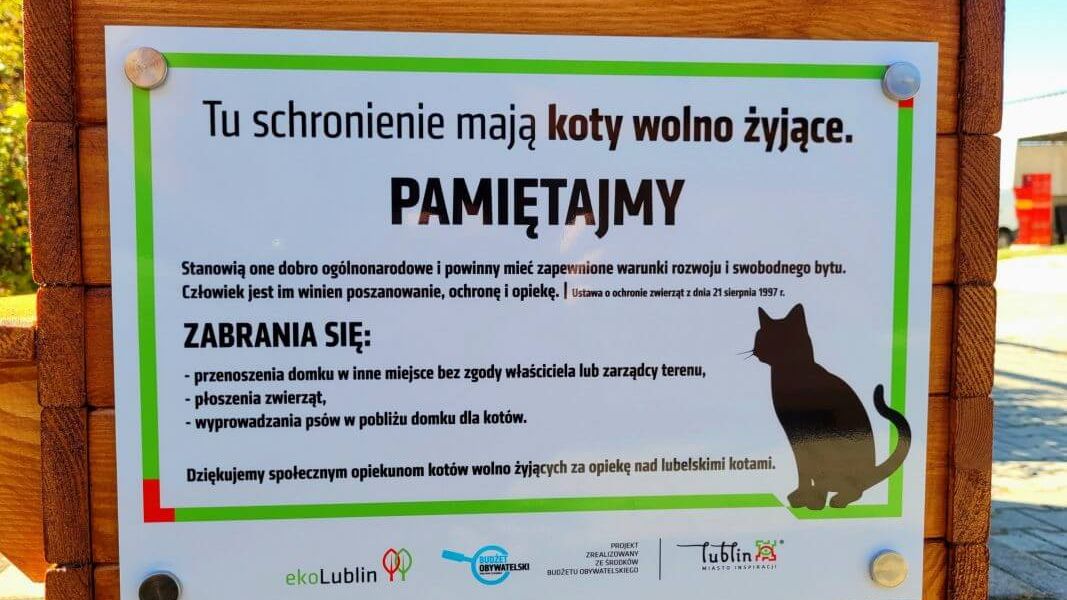 tabliczka na domku dla kotów