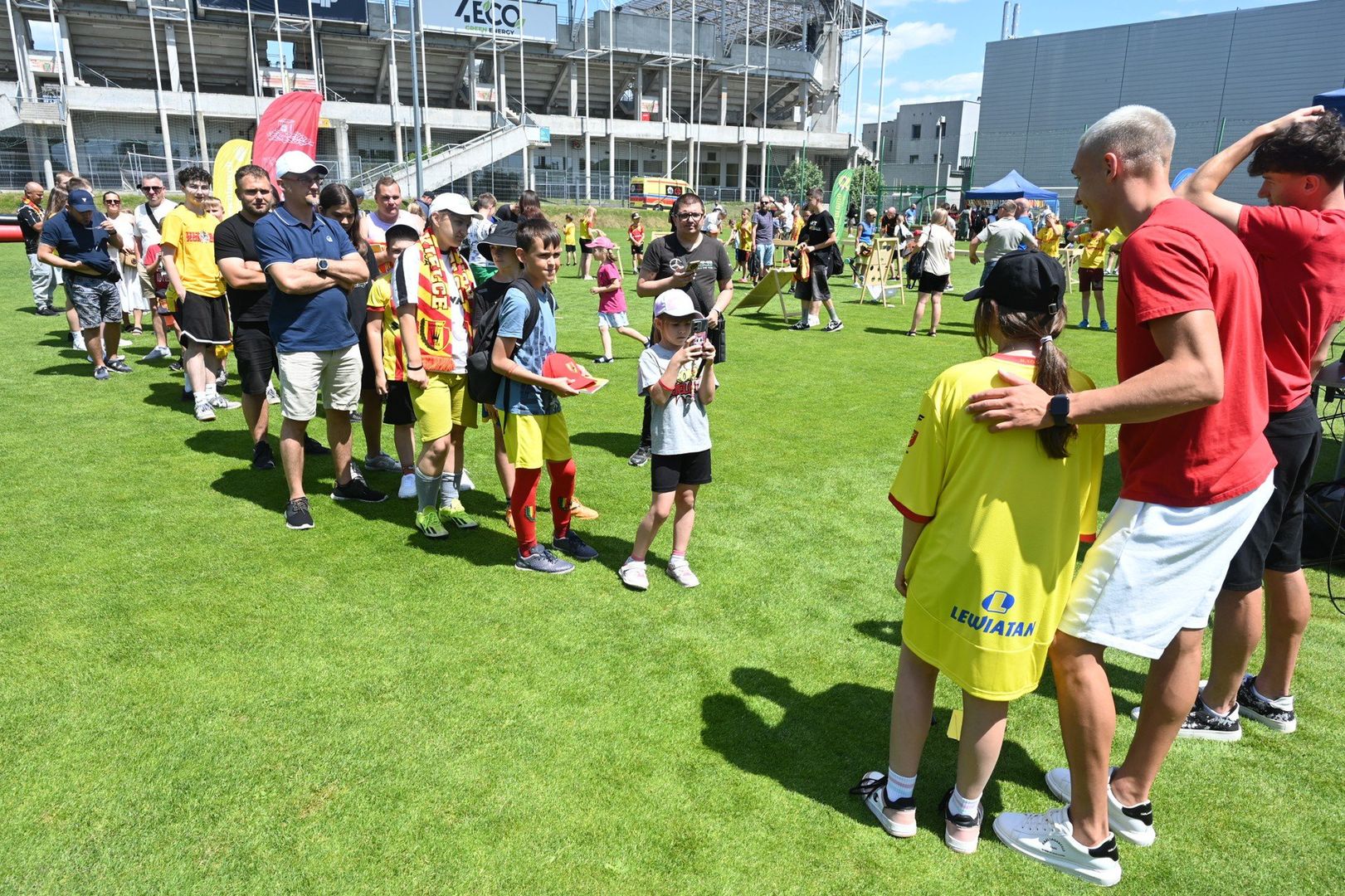 Piknik rodzinny Korony Kielce. Do zdjęć z piłkarzami ustawiały się kolejki.