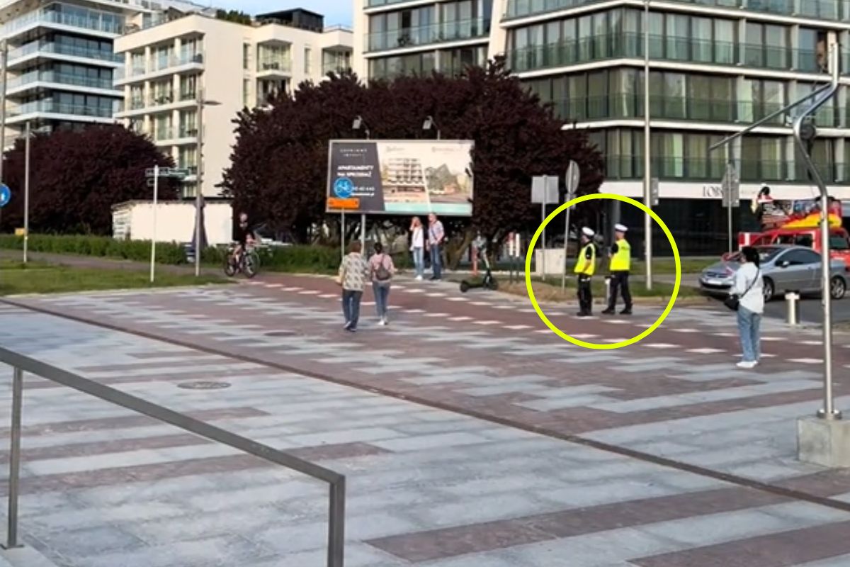 Policjanci przy drodze dla rowerów.