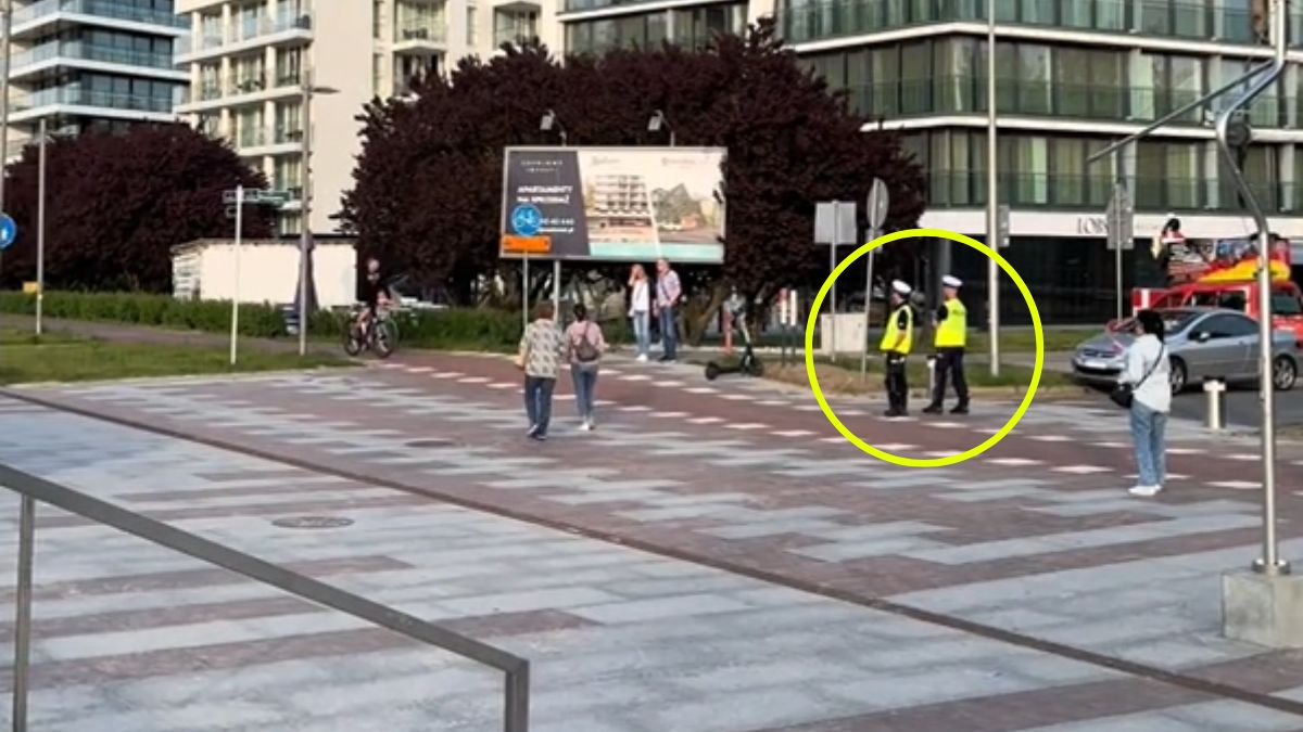 Policjanci przy drodze dla rowerów.