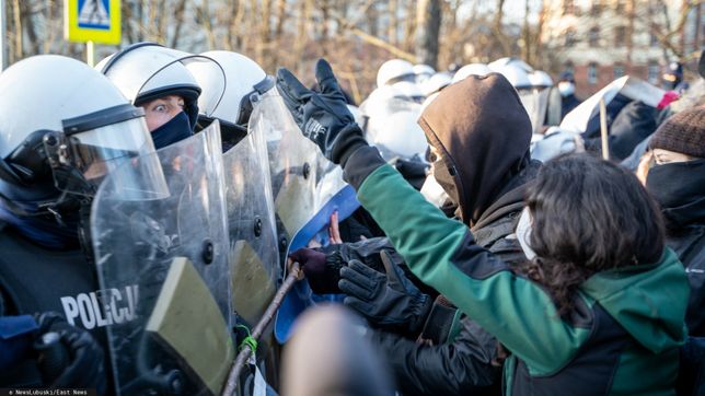 Pokojowy protest przerodzi? si? w starcia z policj? w Kro?nie Odrza?skimFot. NewsLubuski/East News, 12.02.2022, Pokojowy protest w obronie migrantow przerodzil sie w starcia z policja w Krosnie Odrzanskim. Protestujacy rzucali w funckjonariuszy kamieniami, deskami, uzywali takze pirotechniki. Policjaci musieli uzyc gazu oraz srodkow przymusu bezposredniego. Zatrzymano 11 osob, w akcji bralo udzial ponad 200 policjantow z czego dwoch zostalo rannych.NewsLubuski