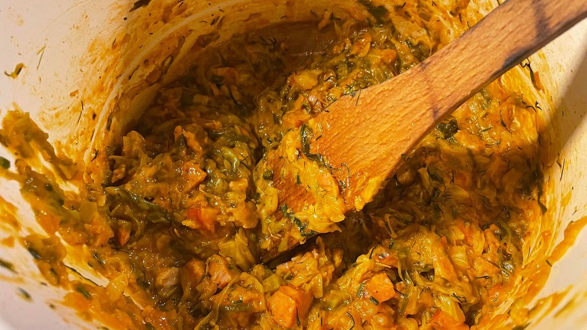 Z młodej kapusty można przygotować pyszny bigos