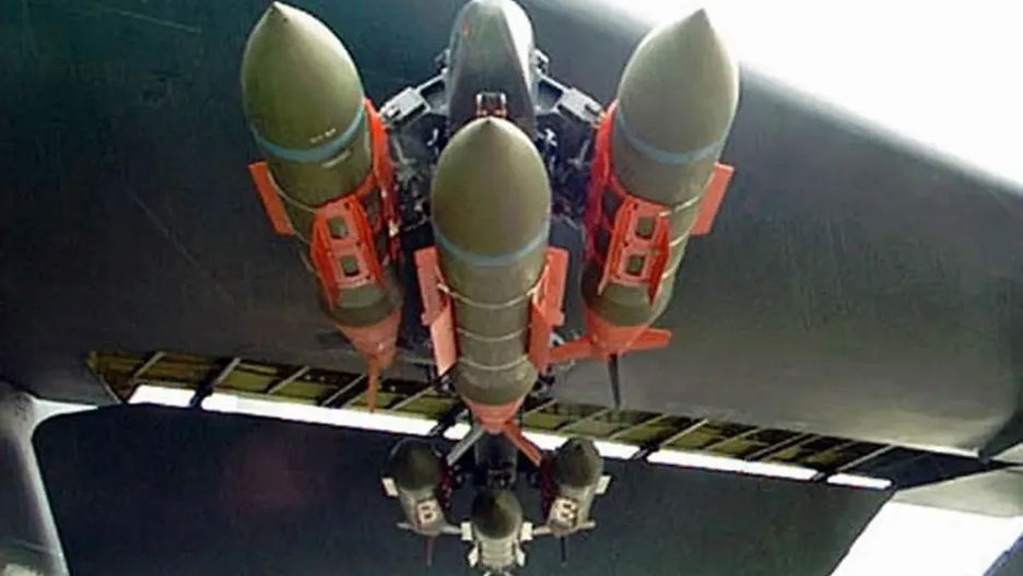 Bomby JDAM pod skrzydłem samolotu B-52