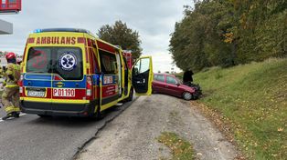 Wypadek na ul. Poznańskiej w Margoninie. Kierowca renault nie ustąpił pierwszeństwa
