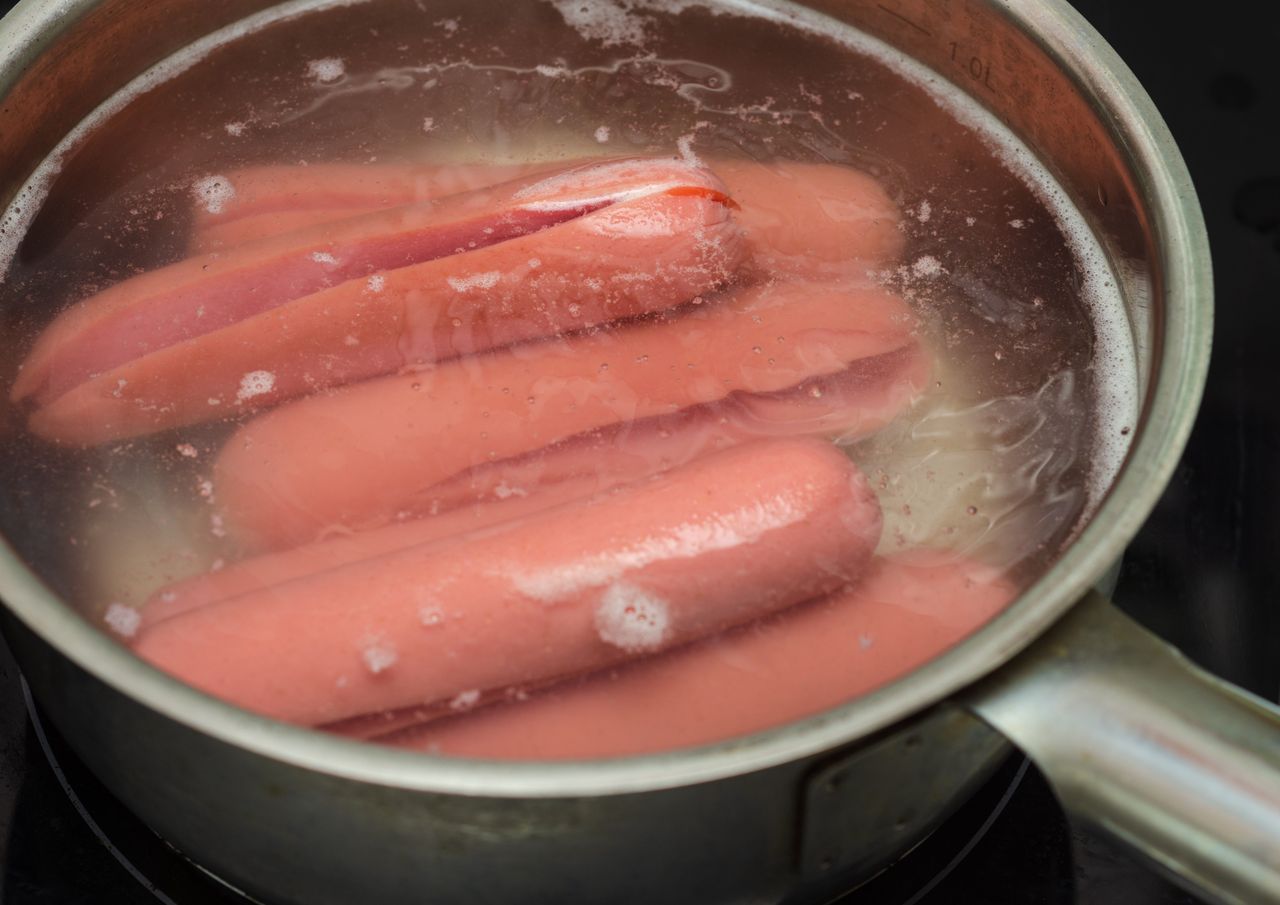 Simple cooking hack ensures juicy, unburst hot dogs