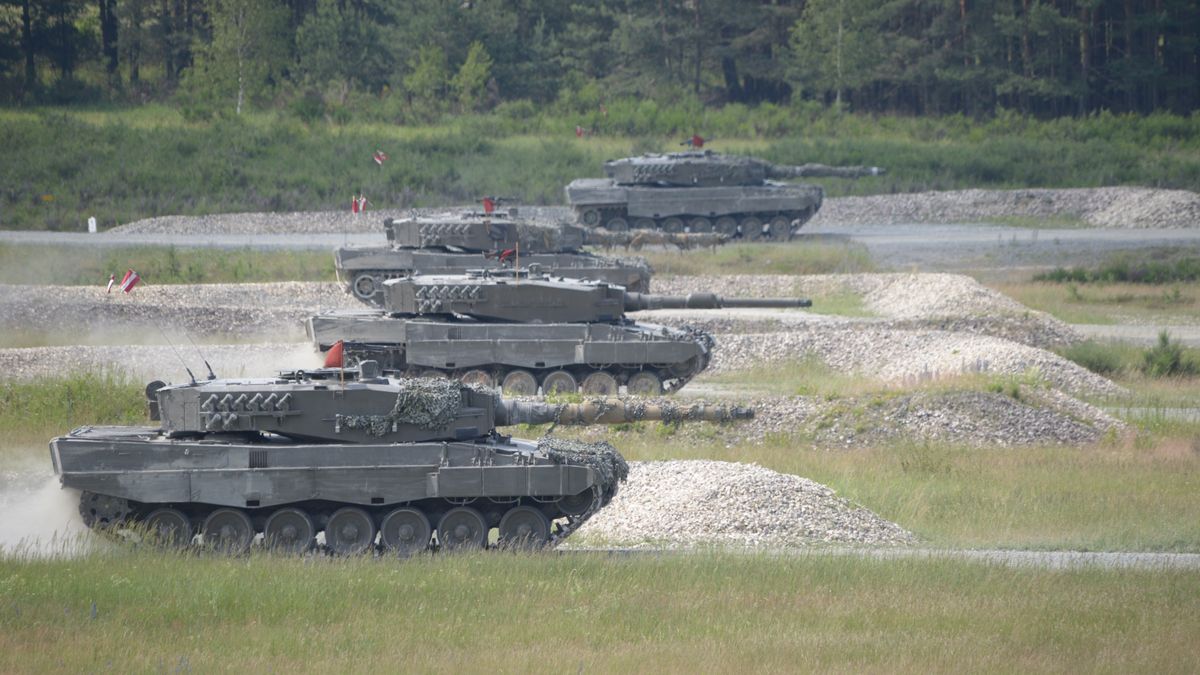 Czołgi Leopard 2A6 na ćwiczeniach.