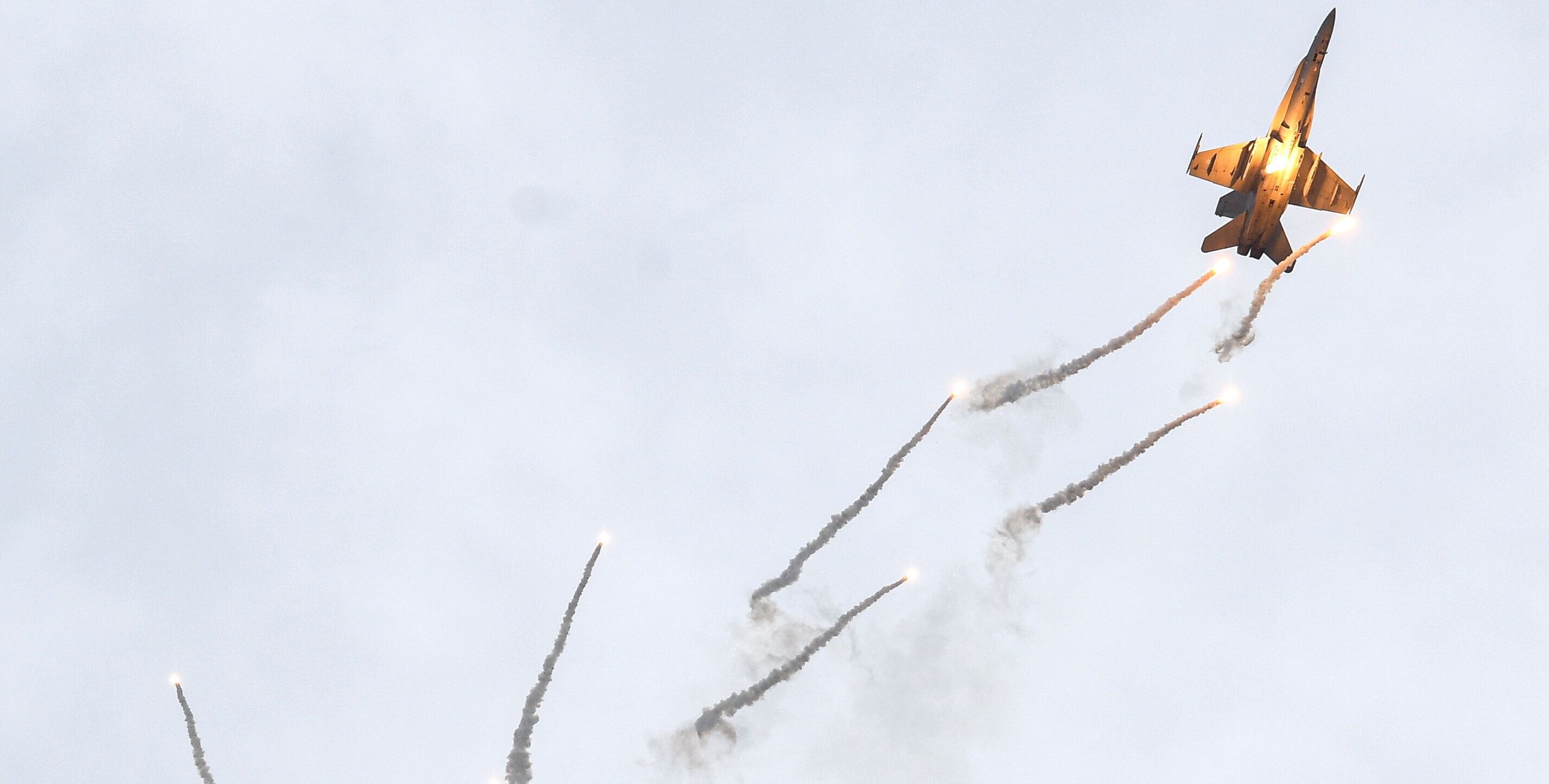 Fiński F/A-18C Hornetpodczas pokazu z wykorzystaniem flar na Radom Air Show.