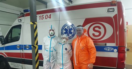 Koronawirus. Dyrektor szpitala jeździ po pracy w karetce pogotowia. "Przykład idzie z góry"