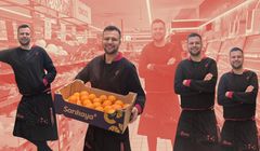 Kasjer z TikToka. Jak dobrze robi i sobie, i Biedronce