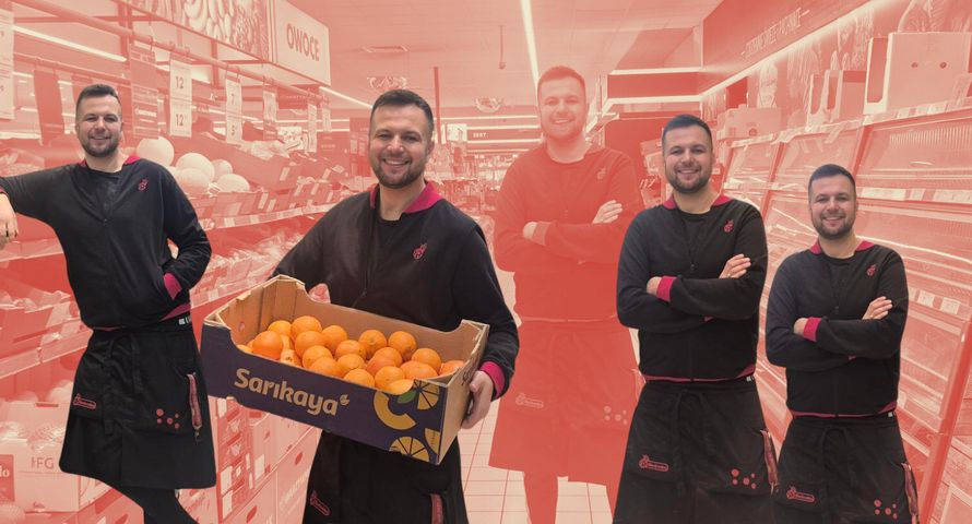 Kasjer z TikToka. Jak dobrze robi i sobie, i Biedronce