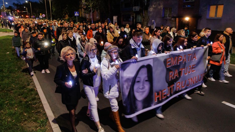 Lubin, 29.09.2024. Marsz milczenia w Lubinie, 29 bm. dla szesnastolatniej Julii która popełniła samobójstwo. Dziewczyna byłą ofiarą hejtu ze strony rówieśników. (ad) PAP/Tomasz Golla