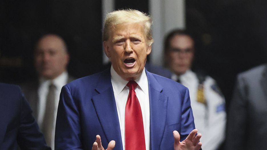 Former US President Donald Trump speaks from the hallway outside a courtroom where he is attending a hearing in his criminal case on charges stemming from hush money paid to a porn star, in New York City, New York, USA, 25 March 2024. A judge will weigh when the former president will go on trial. Trump is facing 34 felony counts of falsifying business records related to payments made to adult film star Stormy Daniels during his 2016 presidential campaign. EPA/Brendan McDermid / POOL Dostawca: PAP/EPA.