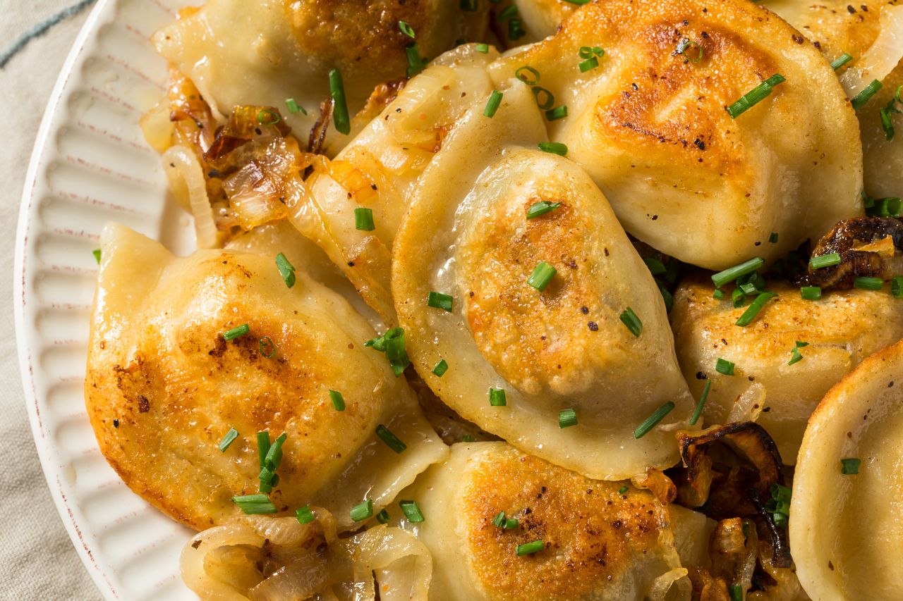 Takich pierogów jeszcze nie jadłeś. Zobacz przepisy na nietypowe pierogi i farsze do pierogów