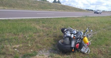 Koszmar na ekspresówce pod Lublinem. Motocyklista wypadł z drogi i uderzył w bariery. Zginął na miejscu