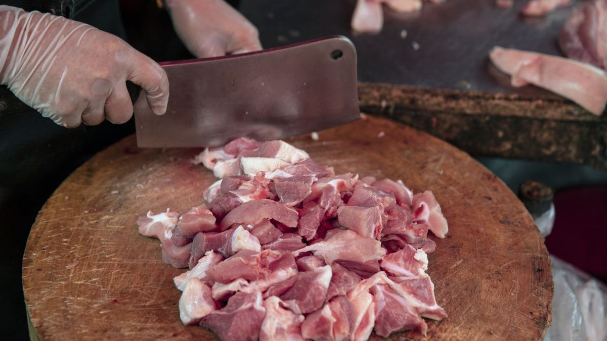 Rynek z owocami morza w Wuhan, gdzie oferowano również mięso dzikich zwierząt, był jednym z pierwszych źródeł koronawirusa