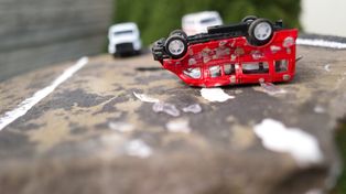 Wypadek na skrzyżowaniu ulic Rapackiego i Chrobrego w Radomiu. Jedno auto dachowało. Dwie osoby ranne