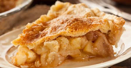 Góra jabłek zamknięta między warstwami ciasta. Apple pie udaje się za każdym razem