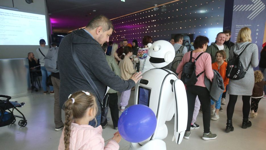 AI  wykorzystuje ludzkie zachowanie w komunikacji i wpływa na procesy decyzyjne. 