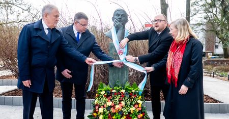 Pan Cogito zamyślił się w Toruniu... Zbigniew Herbert został upamiętniony pomnikiem