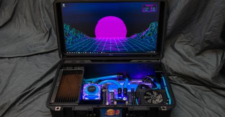 Walizka zawstydza laptopy. To chłodzony cieczą przenośny PC do gier