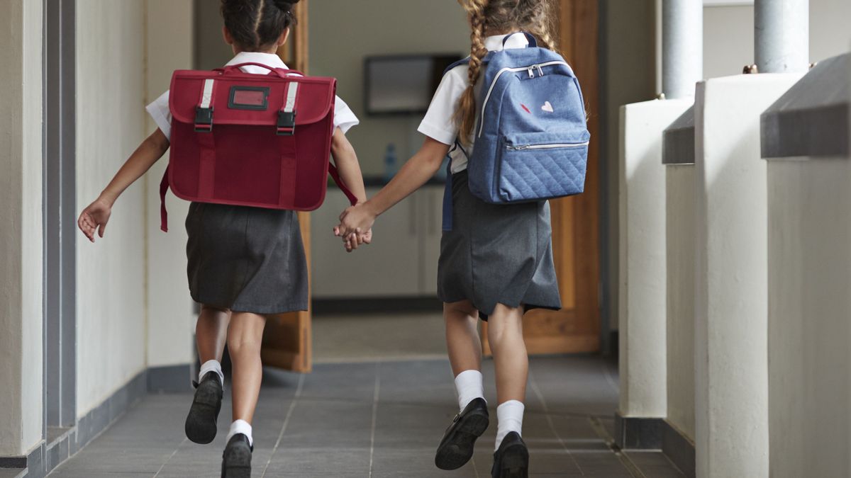 Nauczycielka była w szoku, gdy otworzyła prezent od uczennicy. Podejrzewa, że bielizna była pomysłem rodziców, a nie samego dziecka 