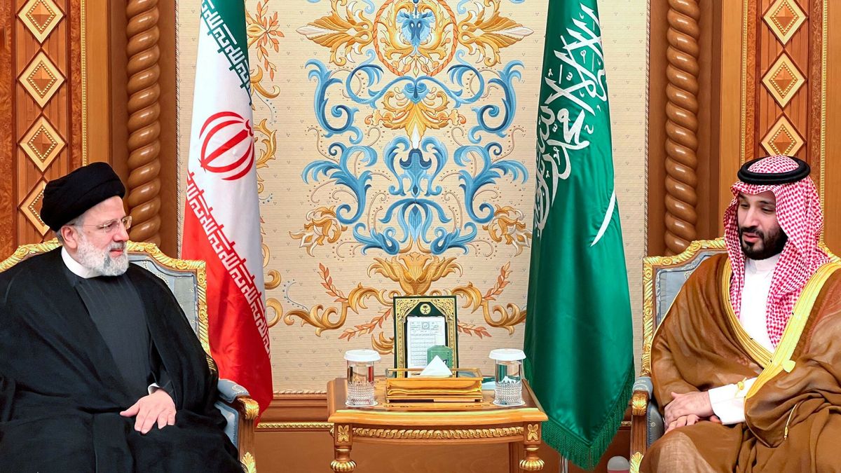 Archiwum zagraniczne East News 2023-11
This handout picture provided by the Iranian Presidency on November 11, 2023, shows Saudi Crown Prince Mohammed bin Salman (R) meeting with Iran's President Ebrahim Raisi during an emergency meeting of the Arab League and the Organisation of Islamic Cooperation (OIC), in Riyadh. Arab leaders and Iran's president are in the Saudi capital on November 11, for a summit meeting expected to underscore demands that Israel's war in Gaza end before the violence draws in other countries. The emergency meeting of the Arab League and the Organisation of Islamic Cooperation (OIC) comes after Hamas militants' bloody October 7 attacks that Israeli officials say left about 1,200 people dead and 239 taken hostage. (Photo by Iranian Presidency / AFP) / RESTRICTED TO EDITORIAL USE - MANDATORY CREDIT "AFP PHOTO / IRANIAN PRESIDENCY  " - NO MARKETING NO ADVERTISING CAMPAIGNS - DISTRIBUTED AS A SERVICE TO CLIENTS
-