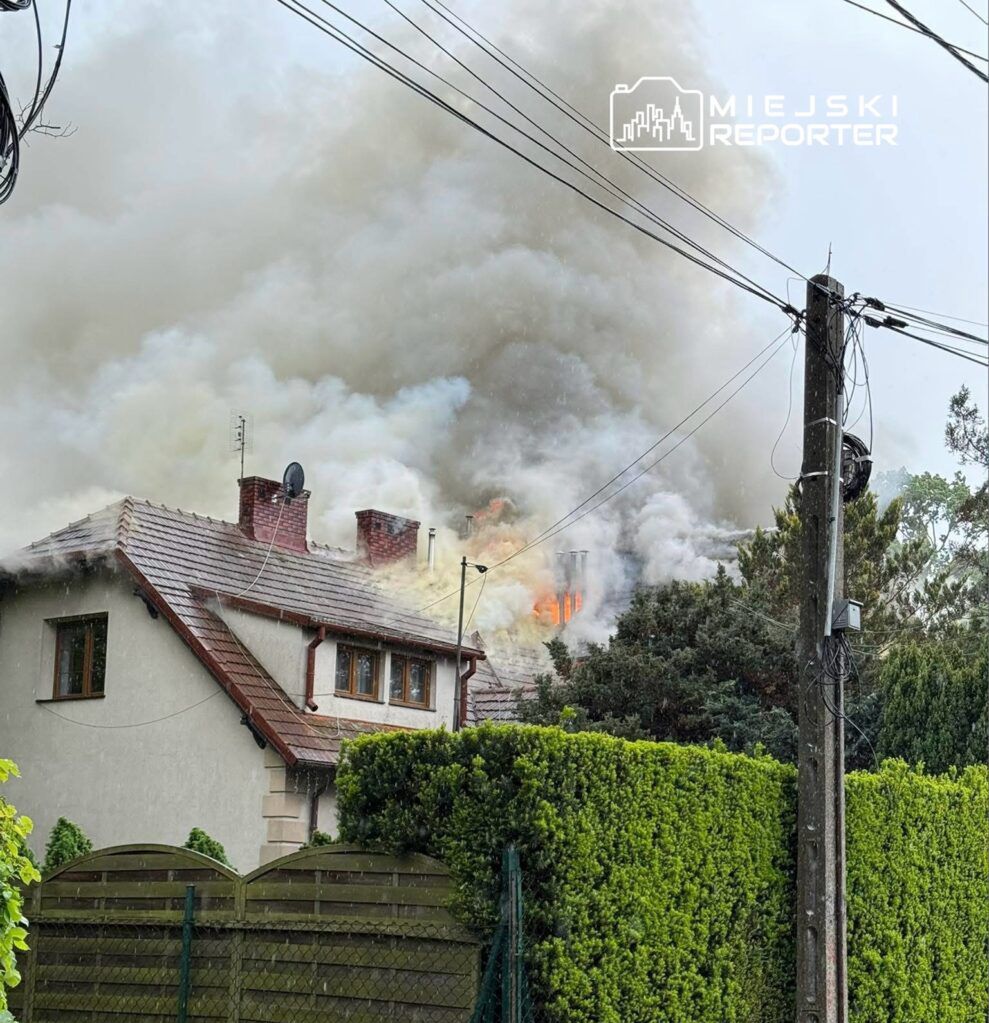 Pożar domu jednorodzinnego w Brwinowie. Całe poddasze objęte ogniem