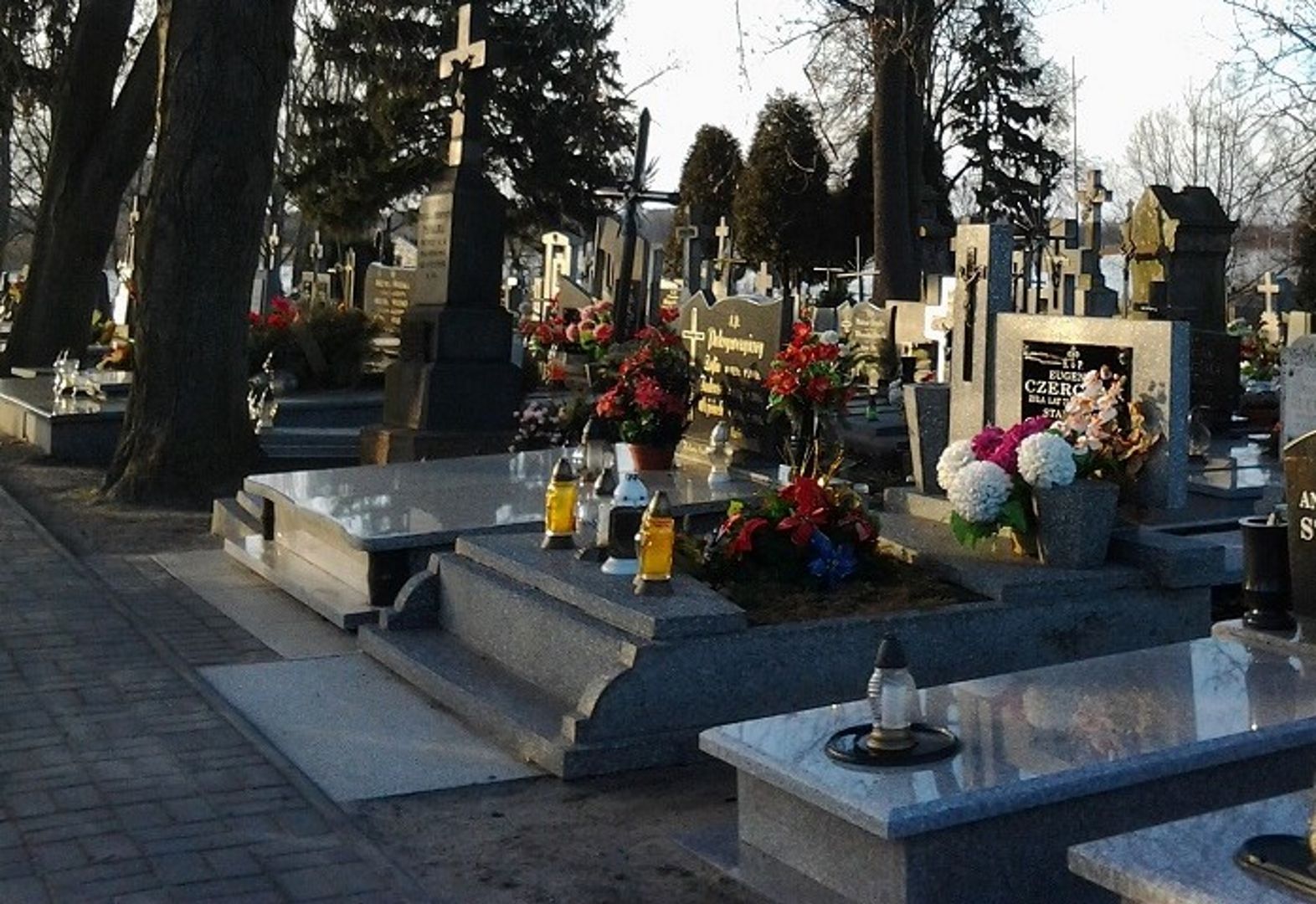 Polski szlagier na cmentarzu. Przechodzący ksiądz aż skomentował