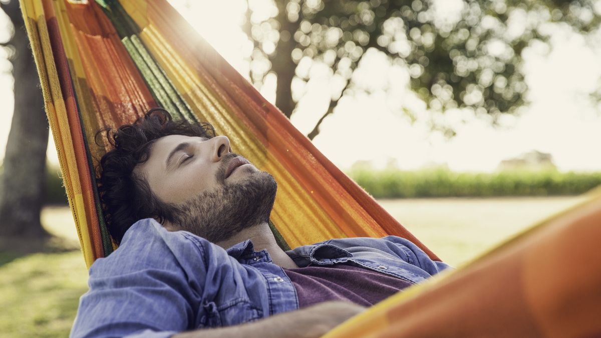 Mężczyzna drzemiący na hamaku