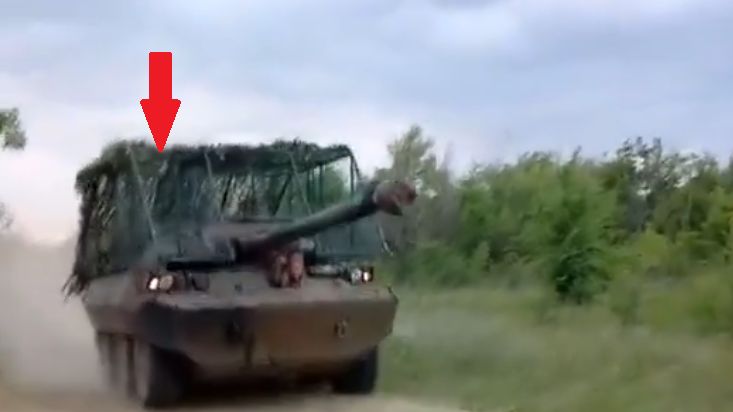 AMX-10 RC/RCR z daszkiem antykumulacyjnym gdzieś w Ukrainie.