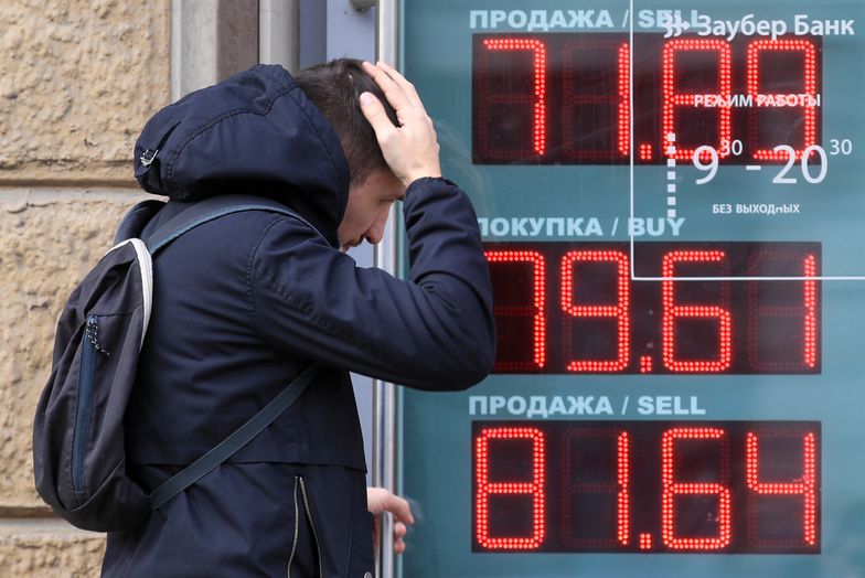 Rosyjska waluta najsłabsza od marca. Rubel traci przez taniejącą ropę i obawy dotyczące wyborów